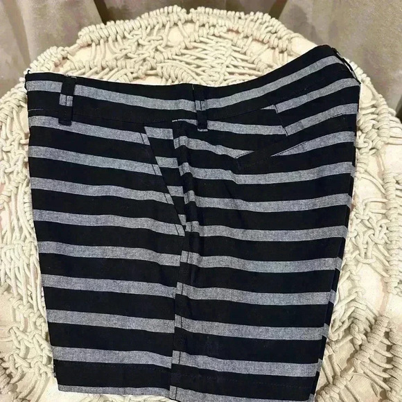 Old Navy women’s striped shorts - Picture 4 of 8